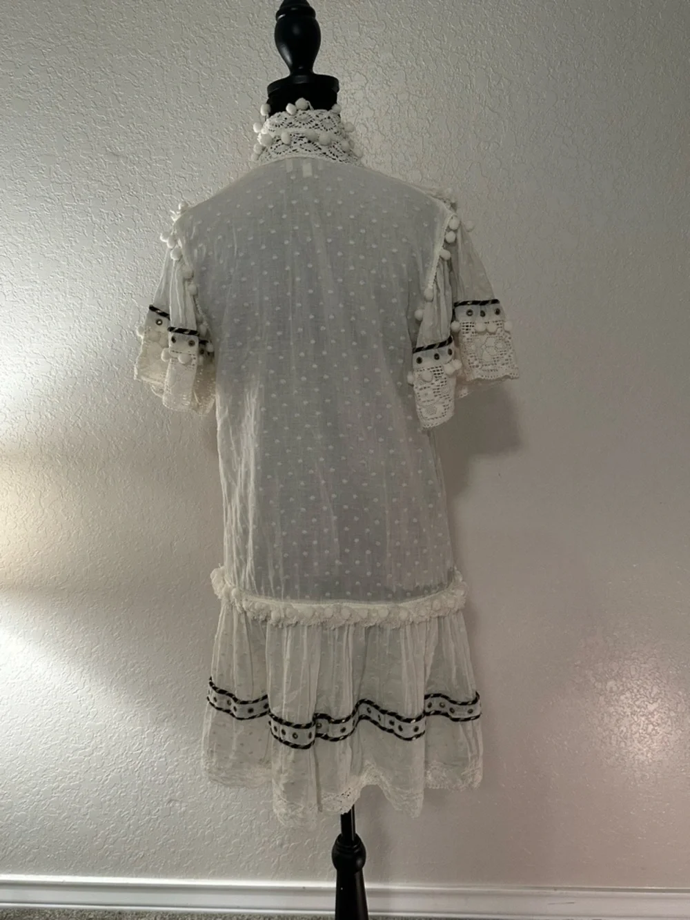 Boho Chic White Mini Dress with Lace Trim - Picture 3 of 4